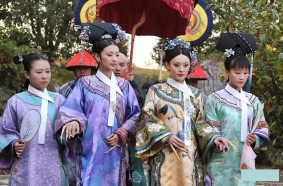 cung nữ, phi tần, phi tần có người hầu bên cạnh, cung nữ đỡ tay phi tần